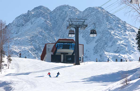 雪山を背景にしたゲレンデ