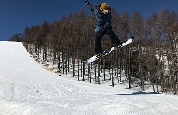 ジャンプした瞬間のスノーボーダー