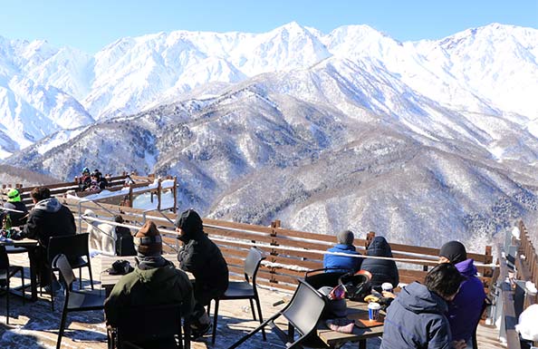 雪山を眺めて座る人々