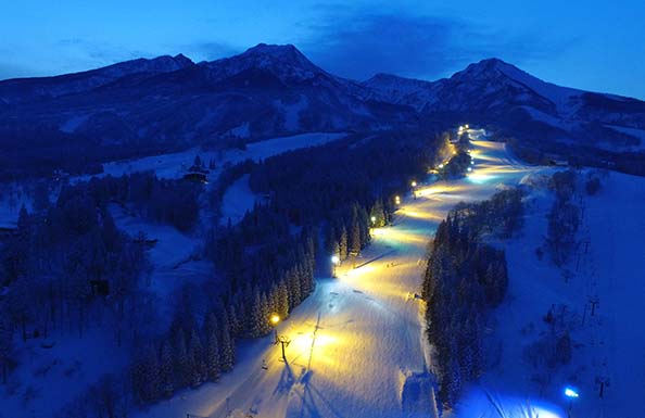 夜のライトアップされたゲレンデ