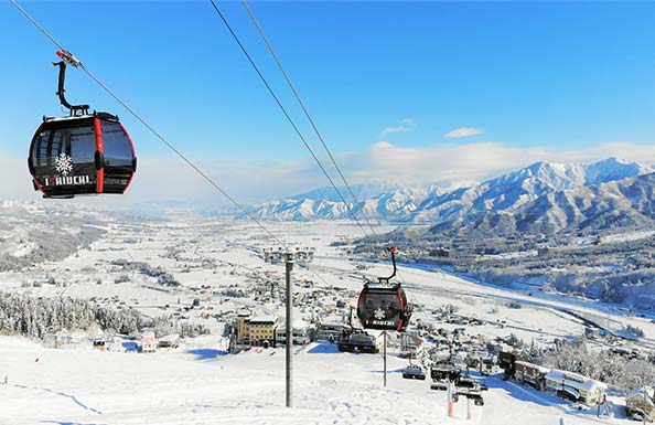 雪山とゴンドラ